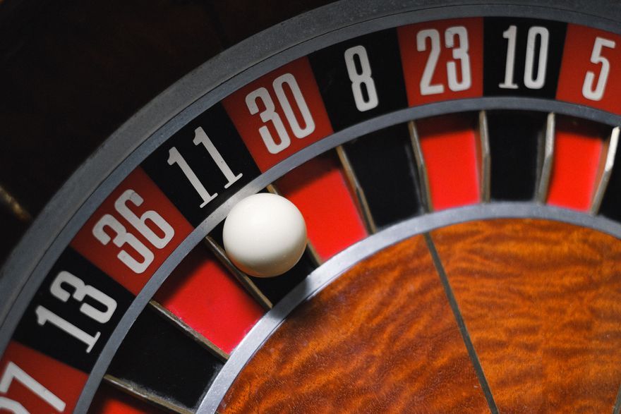 Roda roulette kasino dengan bola putih di atas angka