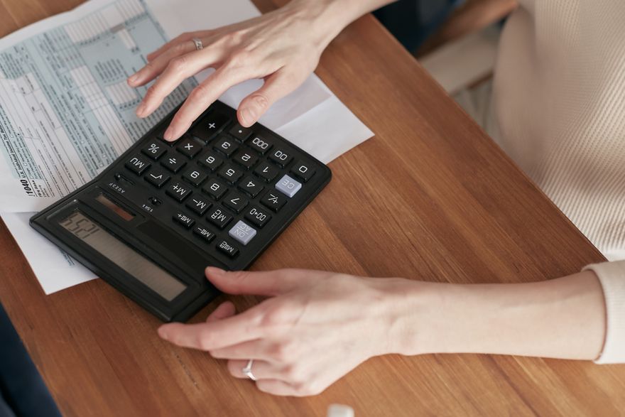 Koin emas bertumpuk melambangkan cashback mingguan