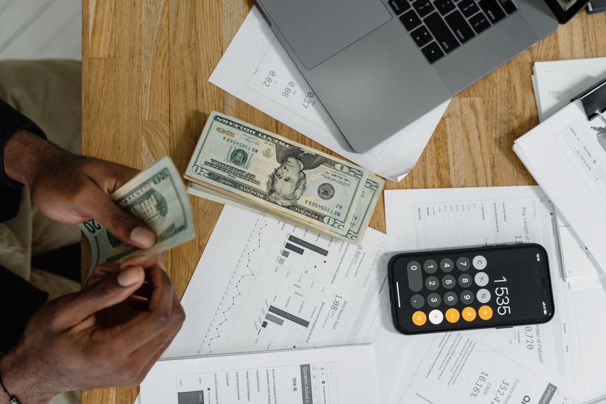 Dompet dan uang tunai sebagai ilustrasi bonus deposit